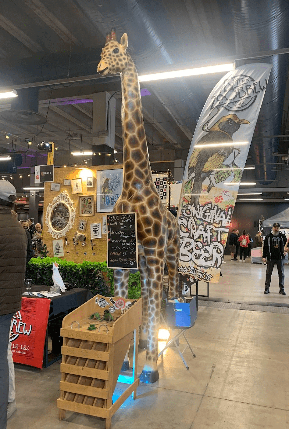 Visuel d'un stand du Lyon Bière Festival - on y voit une grande girafe posée juste à côté du stand