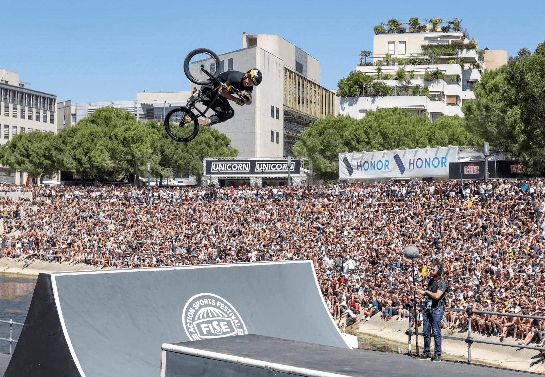 Photo prise lors du Fise World Montpellier, avec une acrobatie d'un cycliste. On voit la foule des spectateurs en fond.